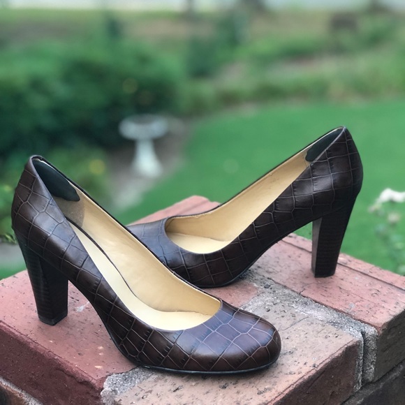 Bandolino Brown faux Crocodile pumps - Picture 4 of 6